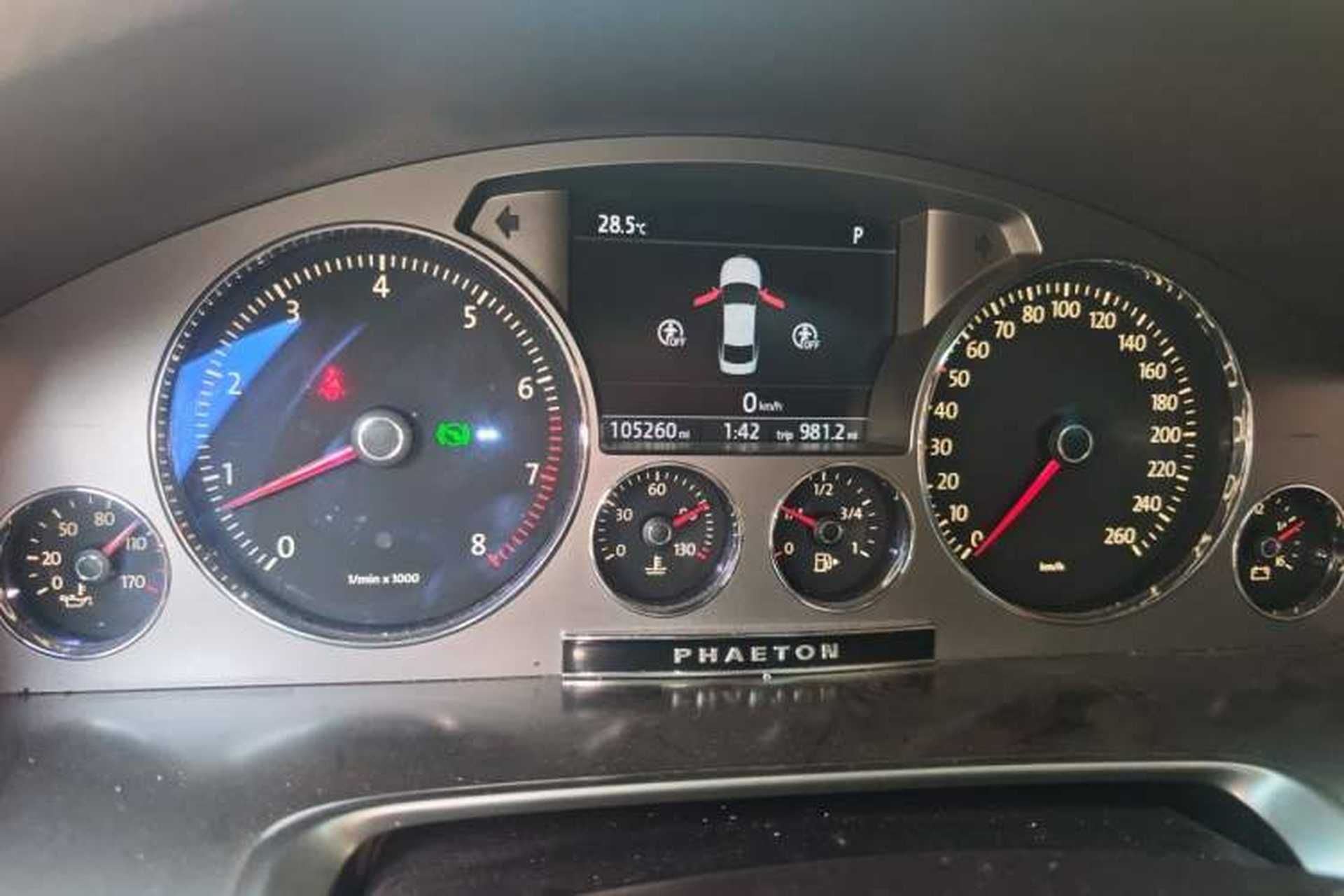 Used Volkswagen Phaeton 2011 3.6L V6 5-Seater Extended Comfort Version Odometer Close Up