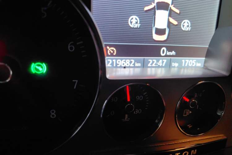 Used Volkswagen Phaeton 2011 3.6L V6 5-Seater Extended Comfort Version Odometer Close Up