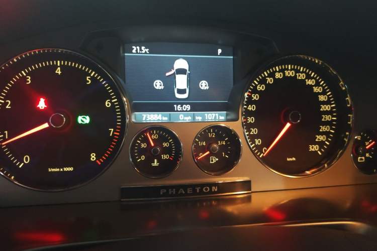 Used Volkswagen Phaeton 2011 4.2L V8 4-seat Extended-Range Individual Edition Odometer Close Up