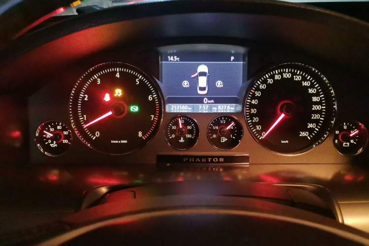 Used Volkswagen Phaeton 2011 3.6L V6 5-Seater Extended Business Edition Odometer Close Up