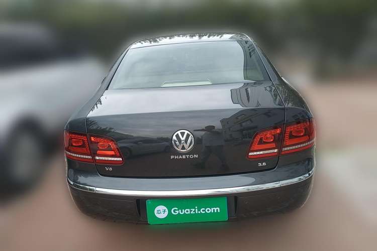 Used Volkswagen Phaeton 2011 3.6L V6 4-Seater Extended-Length Individual Edition Rear