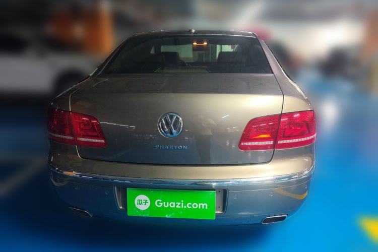 Used Volkswagen Phaeton 2011 4.2L V8 4-seat Extended-Range Individual Edition Rear
