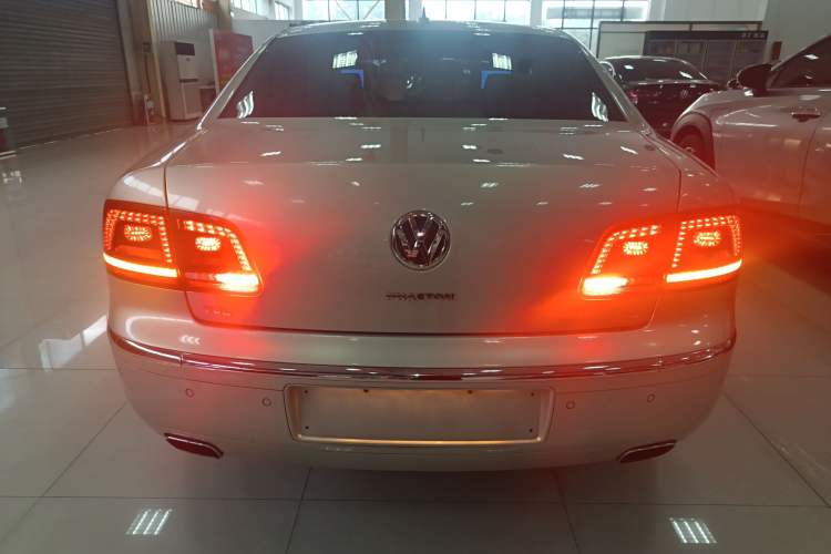 Used Volkswagen Phaeton 2011 4.2L V8 4-seat Extended-Range Individual Edition Rear