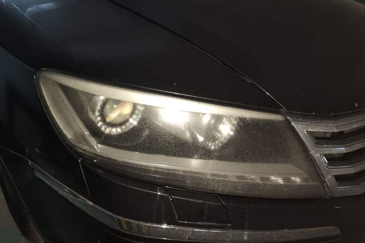 Used Volkswagen Phaeton 2011 3.6L V6 5-Seater Extended Comfort Version Right Front Headlight