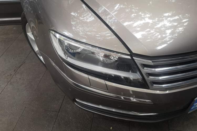 Used Volkswagen Phaeton 2011 3.6L V6 5-Seater Extended Comfort Version Right Front Headlight