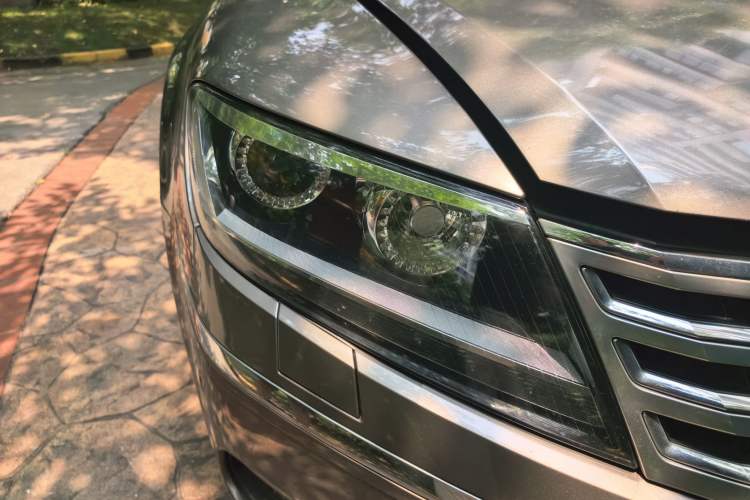 Used Volkswagen Phaeton 2011 3.6L V6 5-Seater Extended-Length Individual Edition Right Front Headlight
