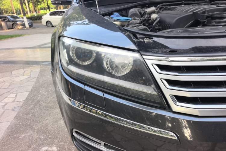 Used Volkswagen Phaeton 2011 3.6L V6 4-Seater Extended-Length Individual Edition Right Front Headlight