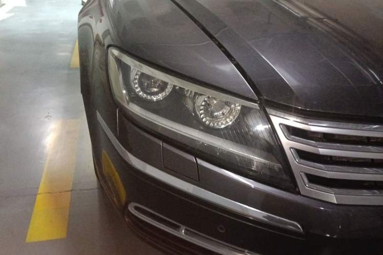 Used Volkswagen Phaeton 2011 3.6L V6 5-Seater Extended Business Edition Right Front Headlight