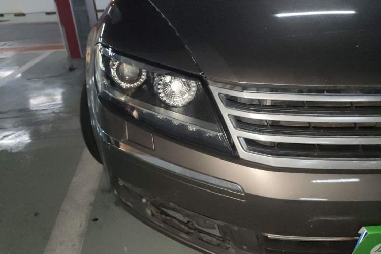Used Volkswagen Phaeton 2011 3.6L V6 4-Seater Extended-Length Individual Edition Right Front Headlight