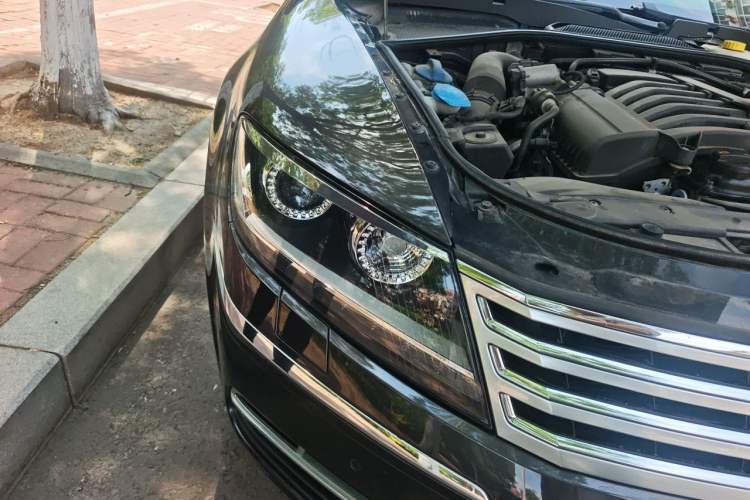 Used Volkswagen Phaeton 2011 3.6L V6 5-Seater Extended Comfort Version Right Front Headlight