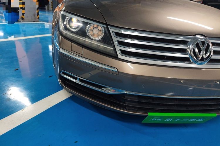 Used Volkswagen Phaeton 2011 4.2L V8 4-seat Extended-Range Individual Edition Right Front Headlight