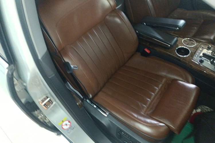 Used Volkswagen Phaeton 2011 4.2L V8 4-seat Extended-Range Individual Edition Right Front Seat