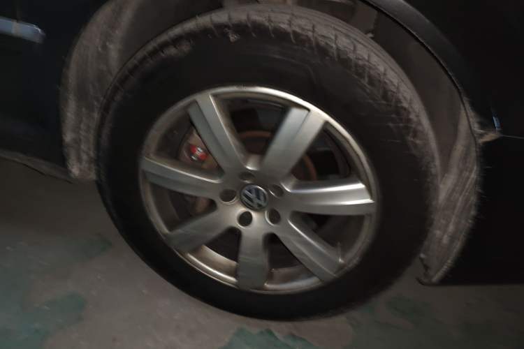 Used Volkswagen Phaeton 2011 3.6L V6 5-Seater Extended Comfort Version Right Front Wheel Hub