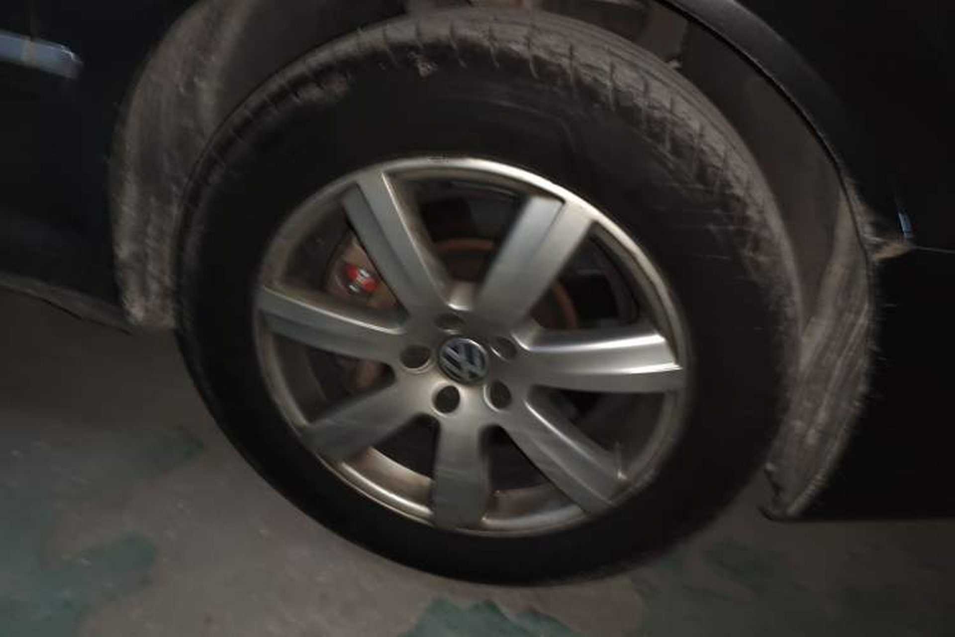 Used Volkswagen Phaeton 2011 3.6L V6 5-Seater Extended Comfort Version Right Front Wheel Hub