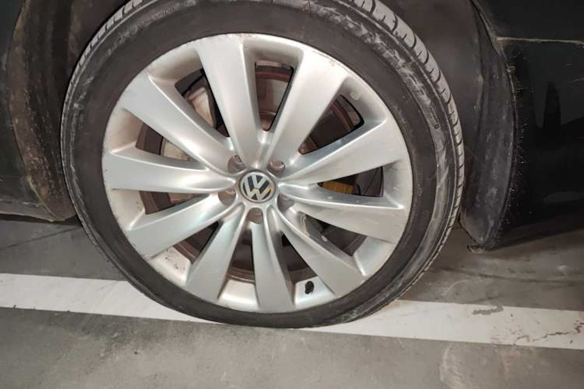 Used Volkswagen Phaeton 2011 4.2L V8 4-seat Extended-Range Individual Edition Right Front Wheel Hub