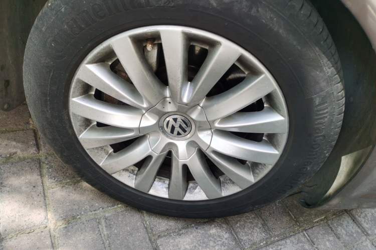 Used Volkswagen Phaeton 2011 3.6L V6 5-Seater Extended Business Edition Right Front Wheel Hub
