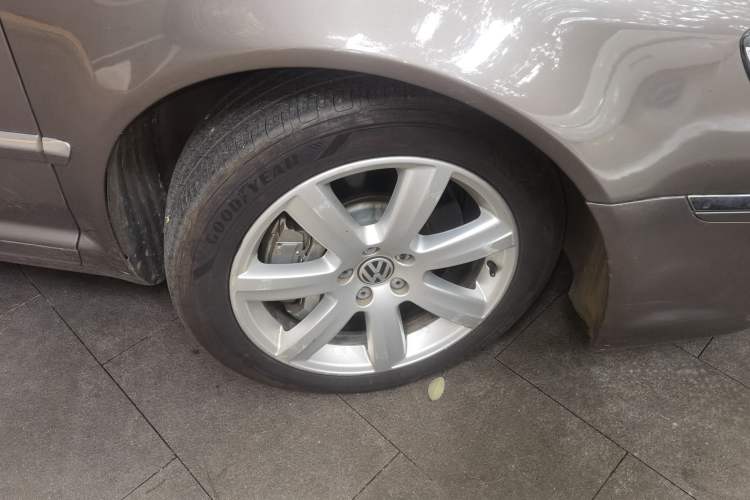 Used Volkswagen Phaeton 2011 3.6L V6 5-Seater Extended Comfort Version Right Front Wheel Hub