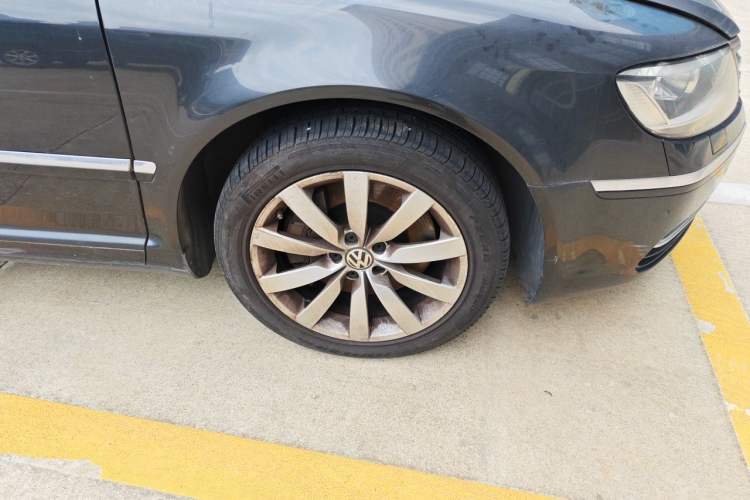 Used Volkswagen Phaeton 2011 3.6L V6 5-Seater Extended Comfort Version Right Front Wheel Hub