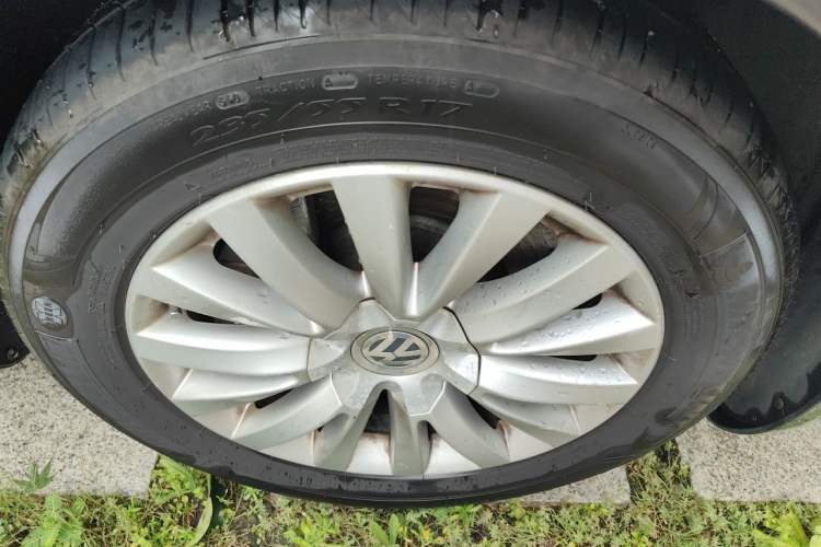 Used Volkswagen Phaeton 2011 3.6L V6 5-Seater Extended Business Edition Right Front Wheel Hub