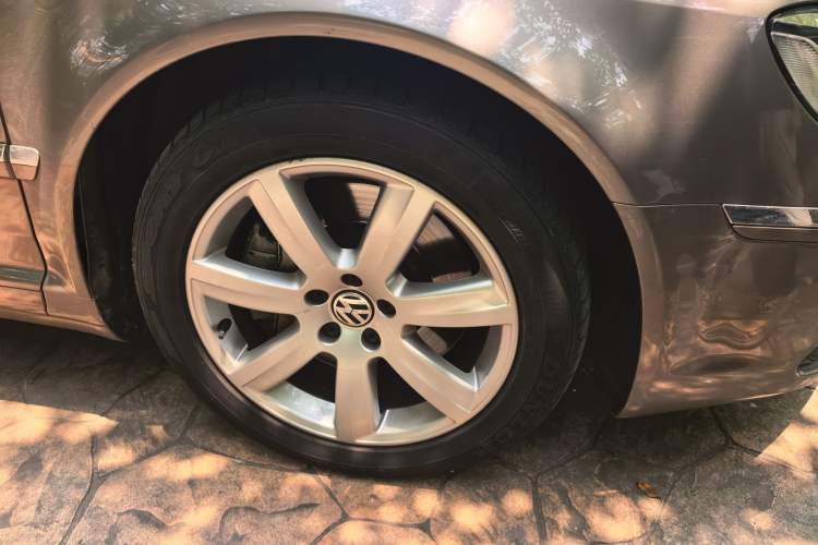 Used Volkswagen Phaeton 2011 3.6L V6 5-Seater Extended-Length Individual Edition Right Front Wheel Hub