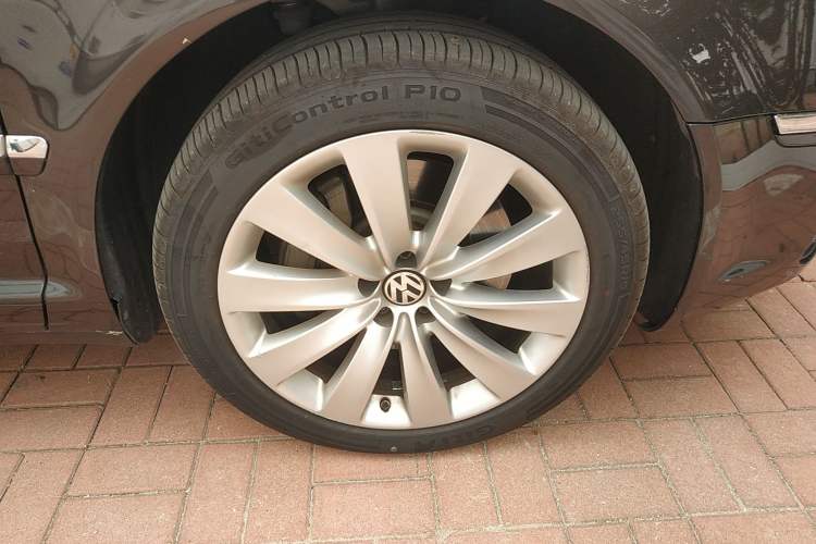 Used Volkswagen Phaeton 2011 3.6L V6 4-Seater Extended-Length Individual Edition Right Front Wheel Hub
