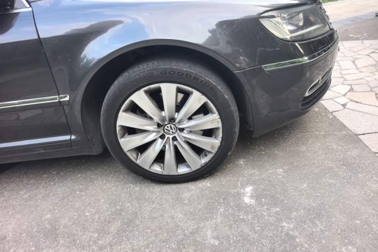 Used Volkswagen Phaeton 2011 3.6L V6 4-Seater Extended-Length Individual Edition Right Front Wheel Hub