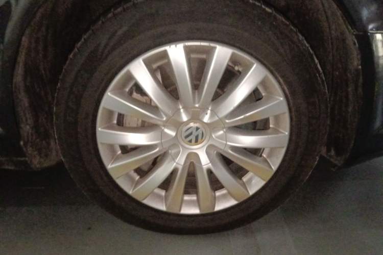 Used Volkswagen Phaeton 2011 3.6L V6 5-Seater Extended Business Edition Right Front Wheel Hub