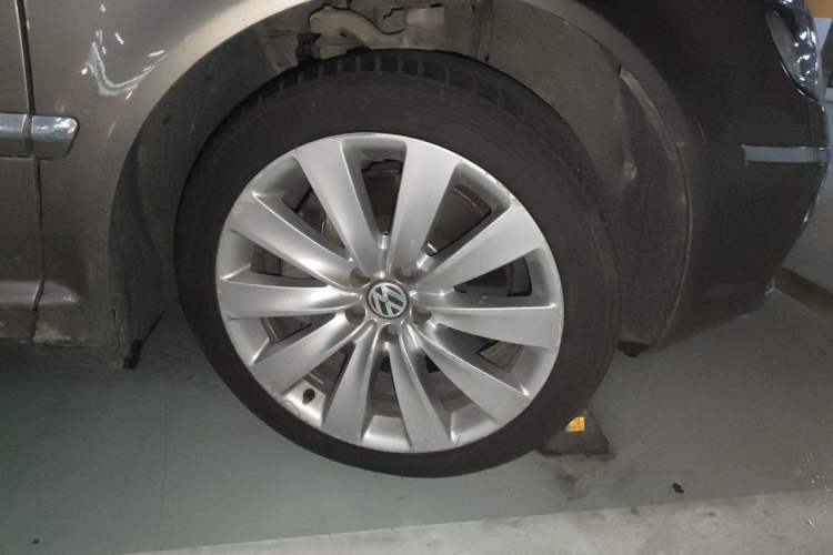 Used Volkswagen Phaeton 2011 3.6L V6 4-Seater Extended-Length Individual Edition Right Front Wheel Hub