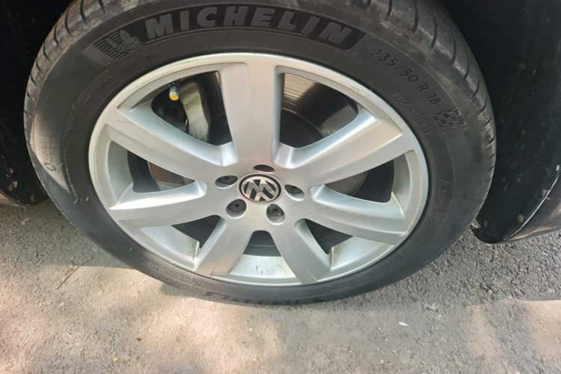 Used Volkswagen Phaeton 2011 3.6L V6 5-Seater Extended Comfort Version Right Front Wheel Hub