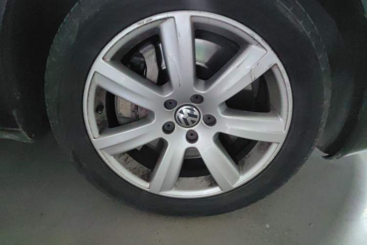 Used Volkswagen Phaeton 2011 3.6L V6 5-Seater Extended Comfort Version Right Front Wheel Hub