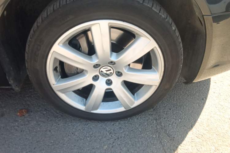 Used Volkswagen Phaeton 2011 3.6L V6 5-Seater Extended Comfort Version Right Front Wheel Hub