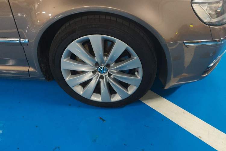 Used Volkswagen Phaeton 2011 4.2L V8 4-seat Extended-Range Individual Edition Right Front Wheel Hub