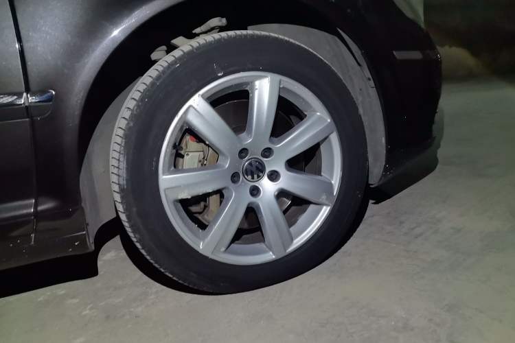 Used Volkswagen Phaeton 2011 3.6L V6 5-Seater Extended Business Edition Right Front Wheel Hub