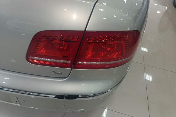 Used Volkswagen Phaeton 2011 4.2L V8 4-seat Extended-Range Individual Edition Right Rear Taillight