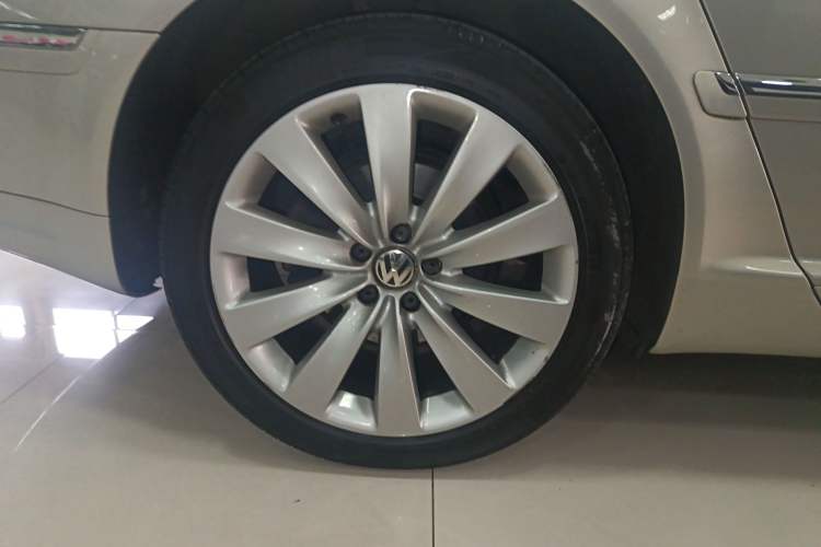Used Volkswagen Phaeton 2011 4.2L V8 4-seat Extended-Range Individual Edition Right Rear Wheel Hub