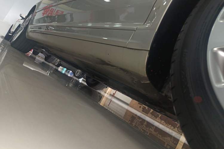 Used Volkswagen Phaeton 2011 4.2L V8 4-seat Extended-Range Individual Edition Right Side Sill