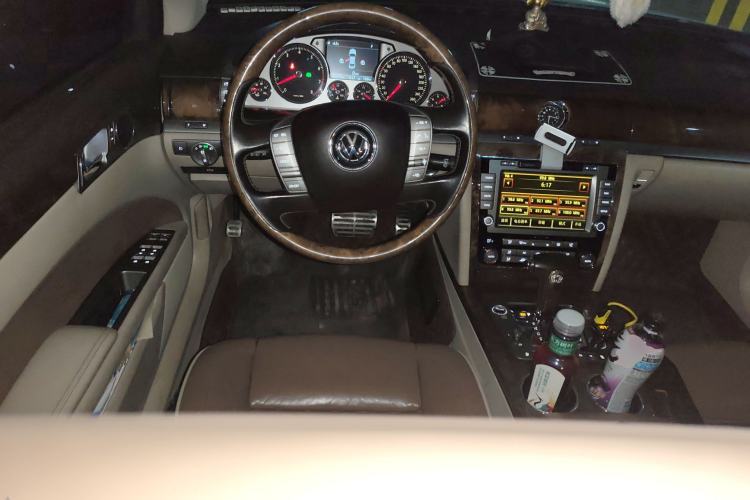 Used Volkswagen Phaeton 2011 3.6L V6 5-Seater Extended Comfort Version Steering Wheel
