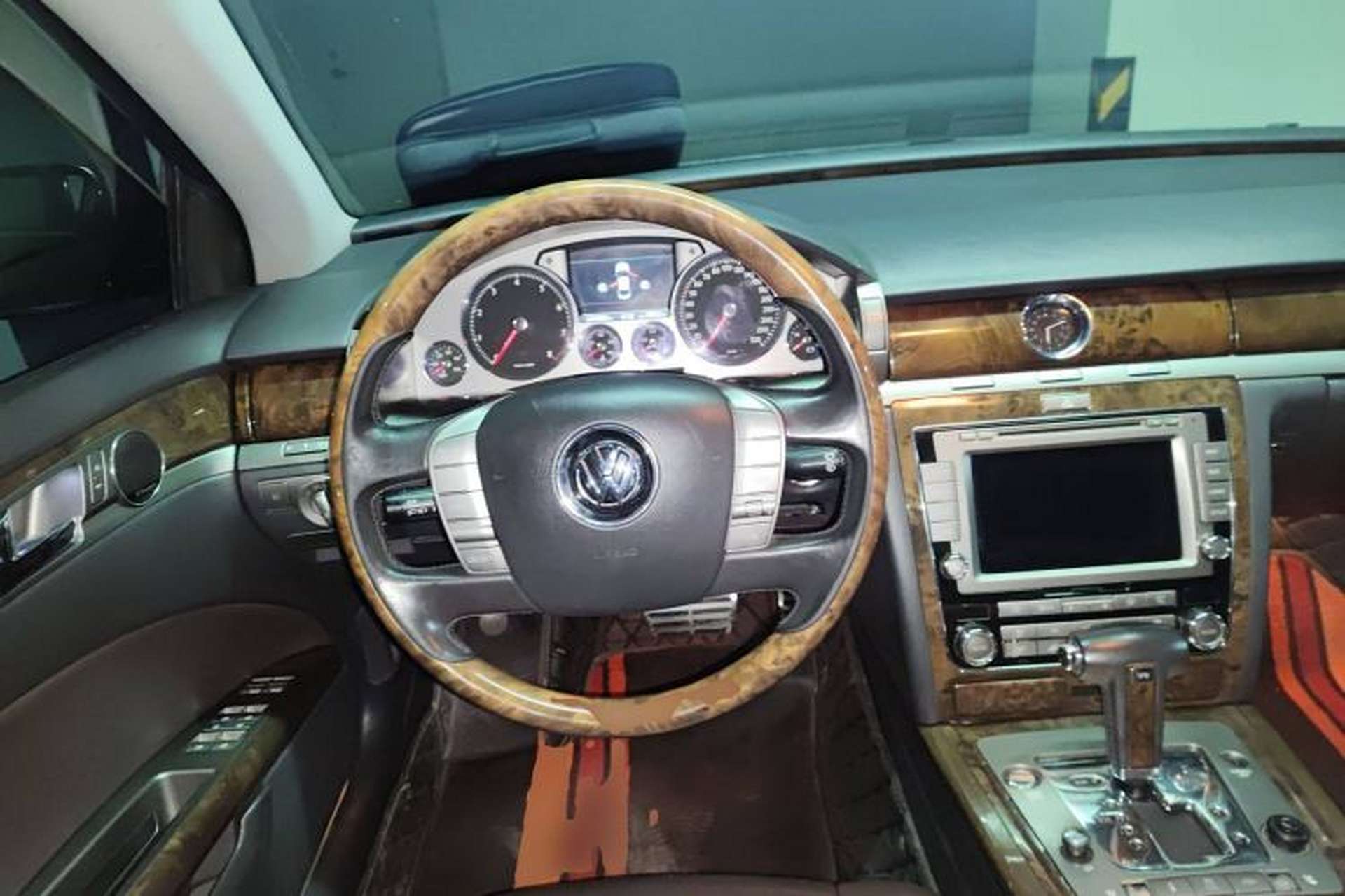 Used Volkswagen Phaeton 2011 4.2L V8 4-seat Extended-Range Individual Edition Steering Wheel