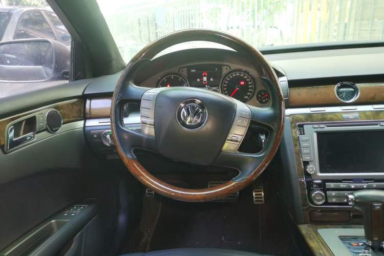 Used Volkswagen Phaeton 2011 3.6L V6 5-Seater Extended Business Edition Steering Wheel