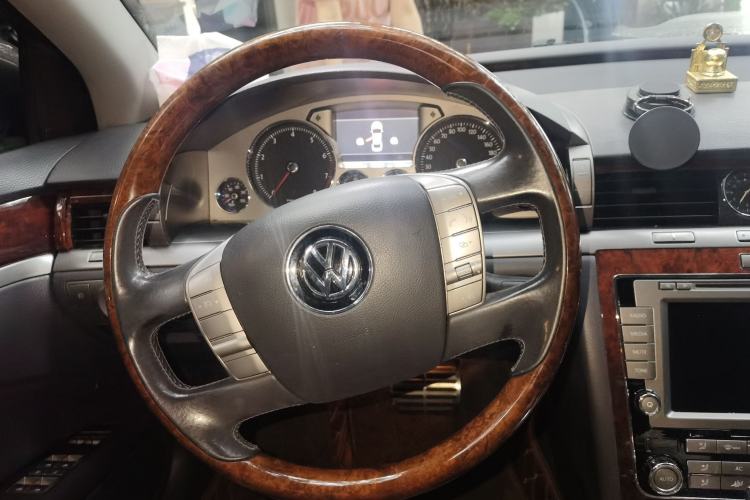 Used Volkswagen Phaeton 2011 3.6L V6 5-Seater Extended Comfort Version Steering Wheel