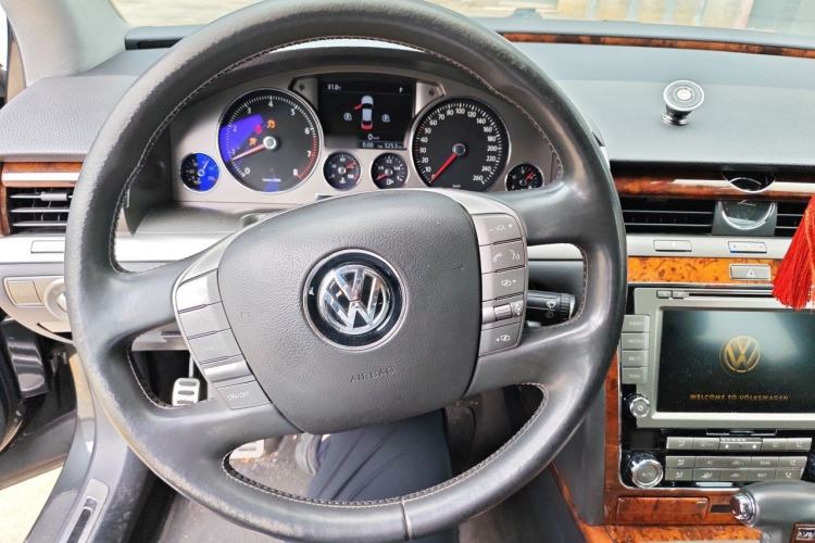 Used Volkswagen Phaeton 2011 3.6L V6 5-Seater Extended Comfort Version Steering Wheel