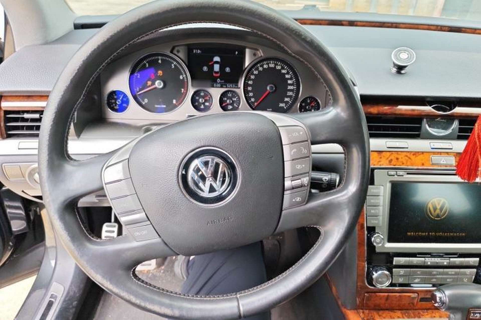 Used Volkswagen Phaeton 2011 3.6L V6 5-Seater Extended Comfort Version Steering Wheel