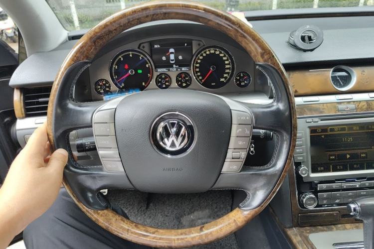 Used Volkswagen Phaeton 2011 3.6L V6 5-Seater Extended Business Edition Steering Wheel
