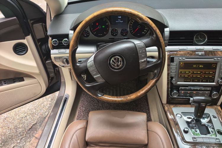 Used Volkswagen Phaeton 2011 3.6L V6 5-Seater Extended-Length Individual Edition Steering Wheel