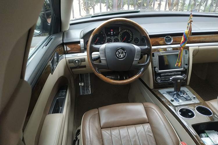 Used Volkswagen Phaeton 2011 3.6L V6 4-Seater Extended-Length Individual Edition Steering Wheel