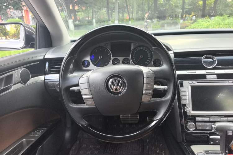 Used Volkswagen Phaeton 2011 3.6L V6 4-Seater Extended-Length Individual Edition Steering Wheel