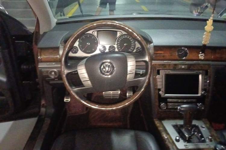 Used Volkswagen Phaeton 2011 3.6L V6 5-Seater Extended Business Edition Steering Wheel
