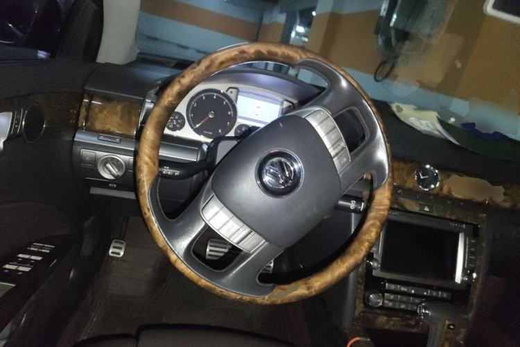 Used Volkswagen Phaeton 2011 3.6L V6 4-Seater Extended-Length Individual Edition Steering Wheel