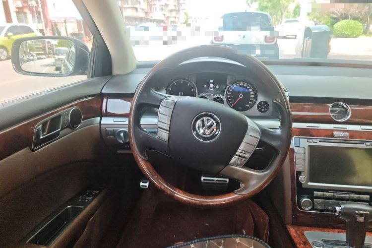 Used Volkswagen Phaeton 2011 3.6L V6 5-Seater Extended Comfort Version Steering Wheel
