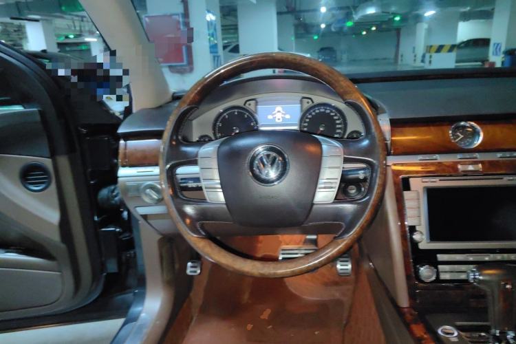Used Volkswagen Phaeton 2011 3.6L V6 5-Seater Extended Comfort Version Steering Wheel